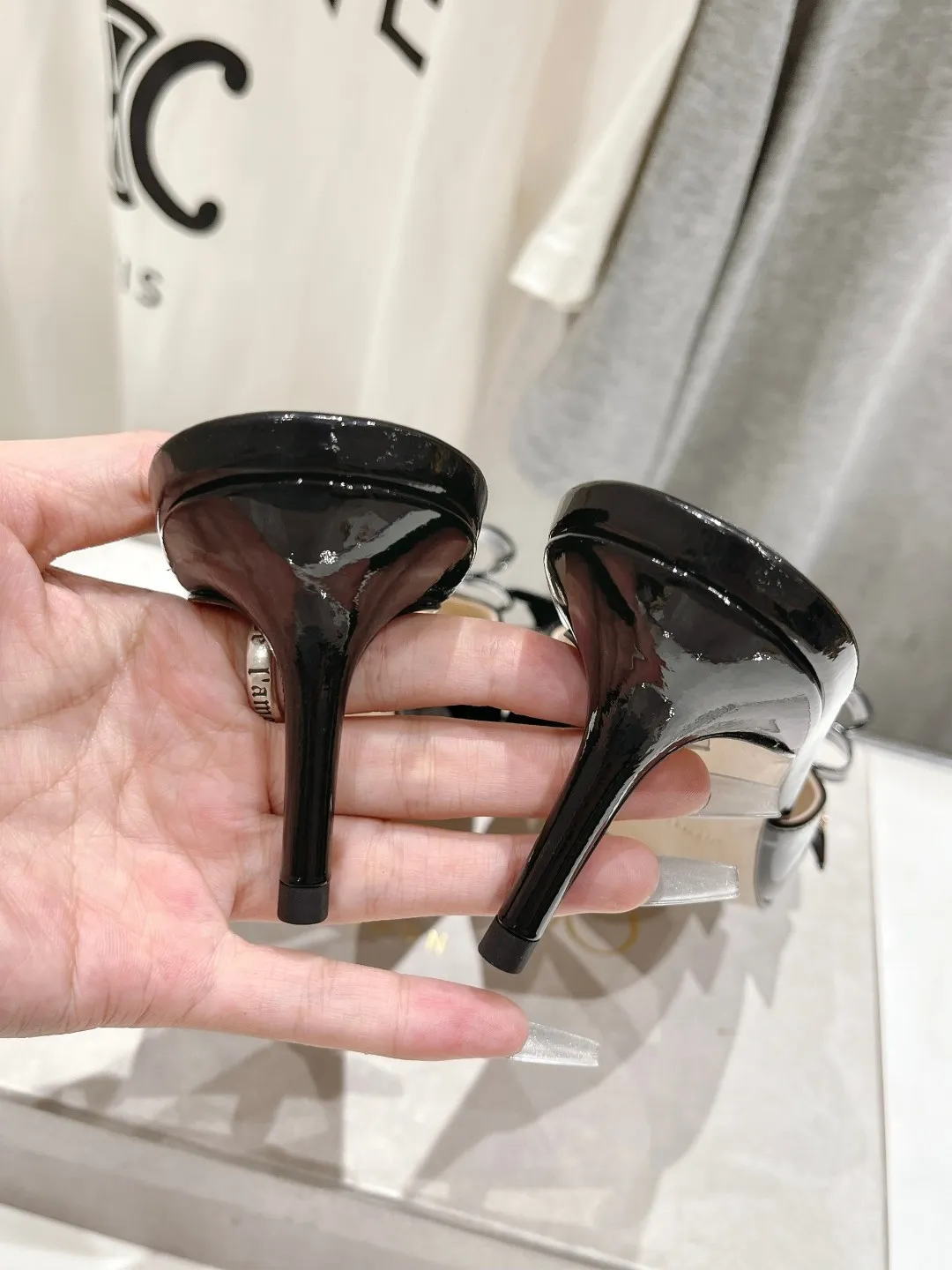 The high version leaves the factory 💰580 JIMMY CHOO*｜JC/Jimmy Zhou 2024ss summer new bow high-heeled slippers. Original last, perfect lines, simple and elegant, thick heels that show temperament on the feet, comfortable and versatile, and can also elongate the legs, make them taller, slimmer and longer. JC is best at girls who are sweet, and it adds seductive sexiness 😍 ✔Fabric: imported cow patent leather ✔Lining: imported crystal sheepskin ✔Sole: Italian genuine leather outsole ✔Heel height: 6.5cm ✔Size: 35-39 (custom-made 40 to 41 non-refundable)